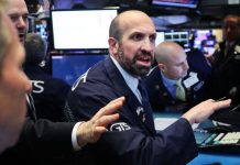 Nasdaq Composite tăng 3.6%, Tesla bứt phá gần 20%