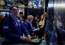 Chứng khoán Mỹ lập kỷ lục mới, giá dầu lao dốc 4% sau dự báo của OPEC