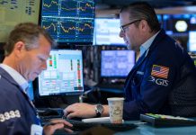 Chứng khoán Mỹ tăng điểm nhờ cổ phiếu Amazon bùng nổ, giá dầu biến động vì tin Venezuela