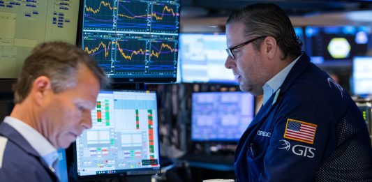 Chứng khoán Mỹ đi ngang khi chờ dữ liệu lạm phát, dầu thô lao dốc